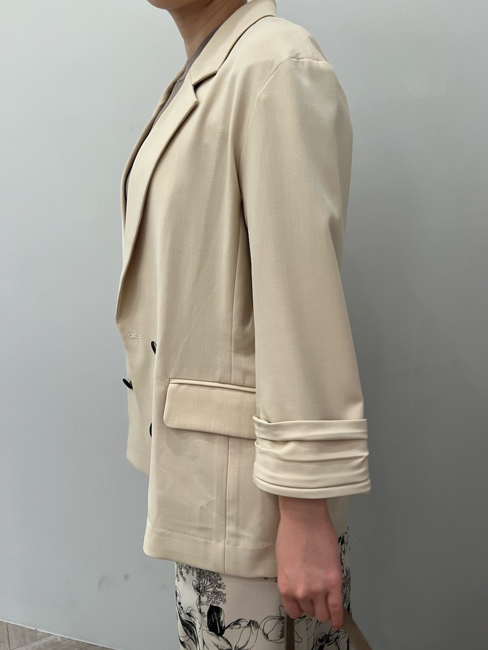 ブラウン系のサンダル、ホワイト系のスカート、ベージュ系のニット/セーターを着用したレディースの春コーディネートの3枚目の写真