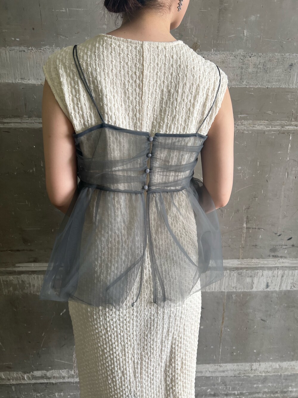 ブラック系のサンダル、ホワイト系のワンピースを着用したレディースの夏コーディネートの5枚目の写真