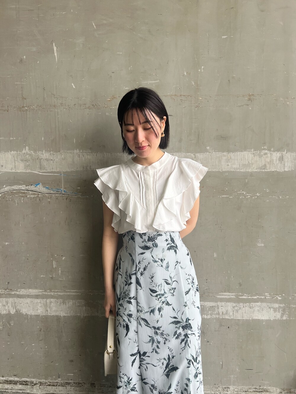 ホワイト系のシャツ/ブラウス、ブラック系のサンダル、ホワイト系のショルダーバッグを着用したレディースの春コーディネートの3枚目の写真