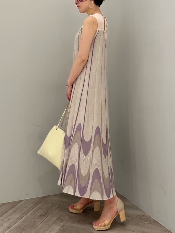 ホワイト系のノーカラージャケット、その他のパンプス、パープル系のワンピースを着用したレディースの夏コーディネートの2枚目の写真