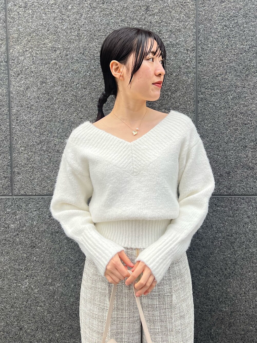 ホワイト系のニット/セーター、ホワイト系のその他パンツ、シルバー系のブーツを着用したレディースの冬コーディネートの3枚目の写真