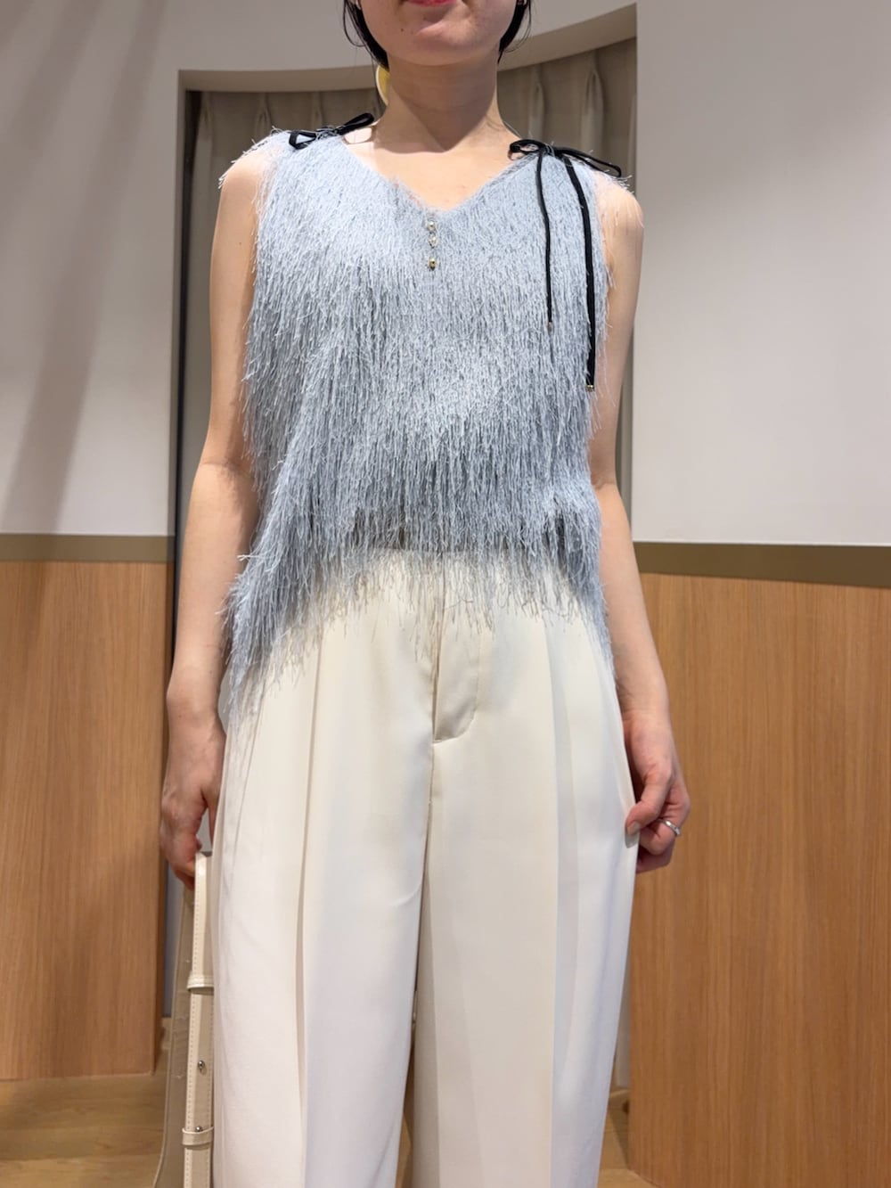 ホワイト系のその他パンツ、ブルー系のTシャツ/カットソー、ブラウン系のサンダルを着用したレディースの夏コーディネートの4枚目の写真
