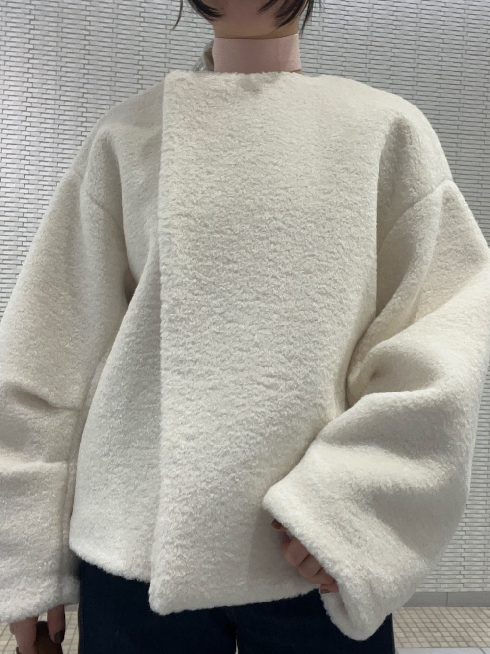 ブルー系のデニムパンツ、ホワイト系のブルゾン、ピンク系のニット/セーターを着用したレディースの冬コーディネートの6枚目の写真