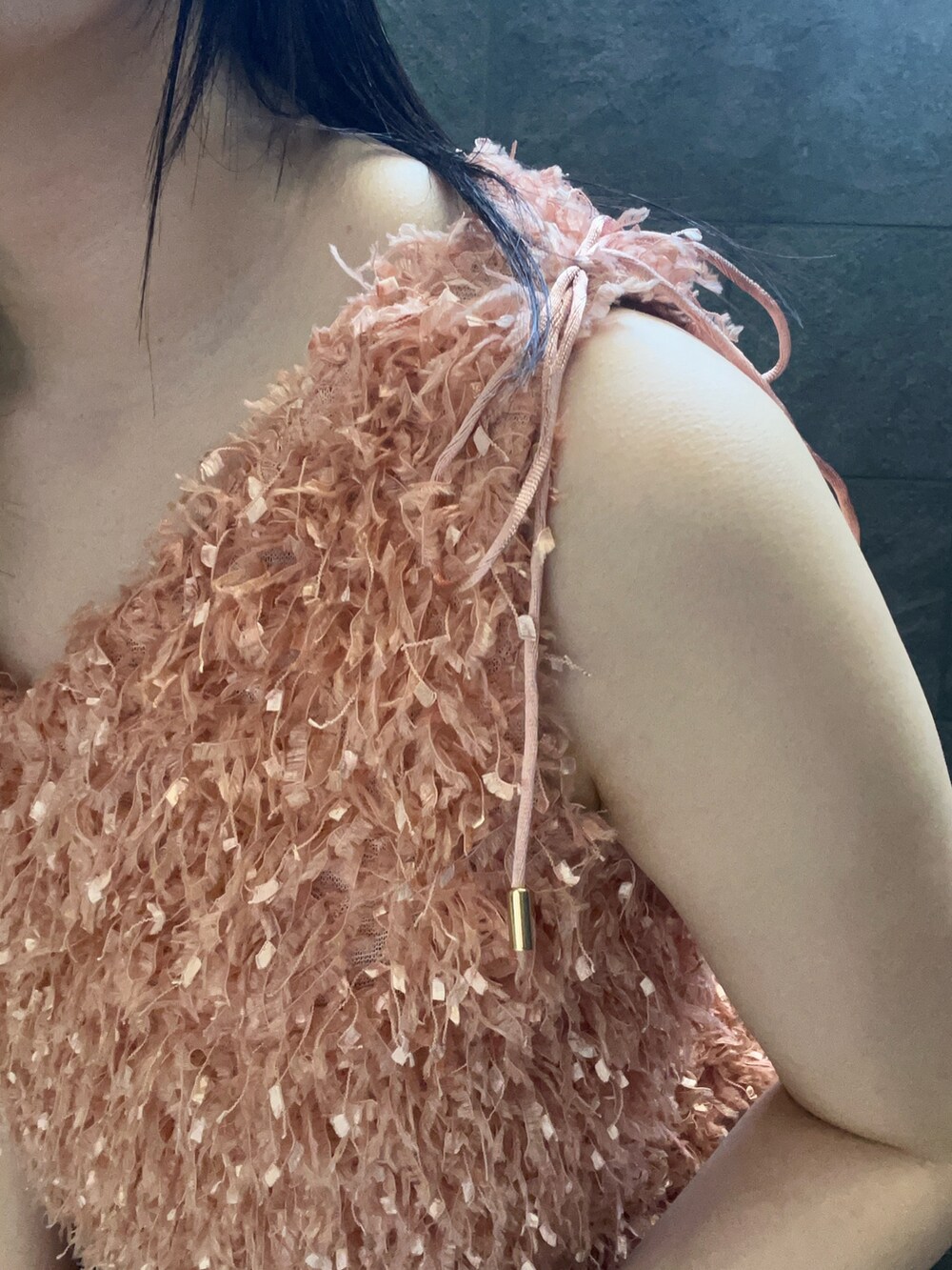 オレンジ系のTシャツ/カットソー、ホワイト系のサンダル、ブルー系のデニムパンツを着用したレディースの夏コーディネートの8枚目の写真