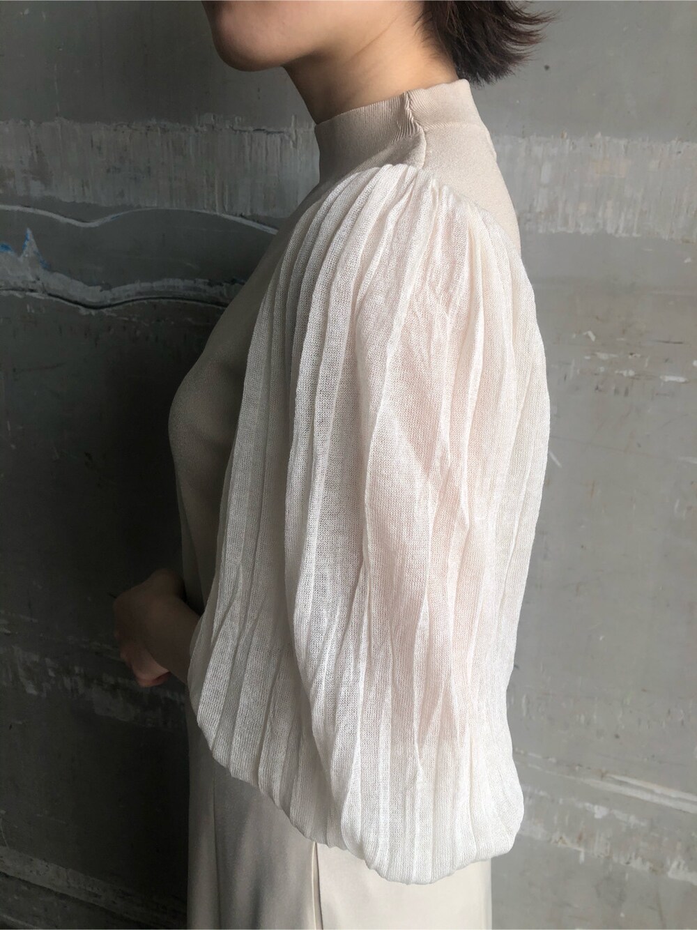 ホワイト系のスカート、ブラウン系のパンプス、ベージュ系のその他アウターを着用したレディースの春コーディネートの7枚目の写真