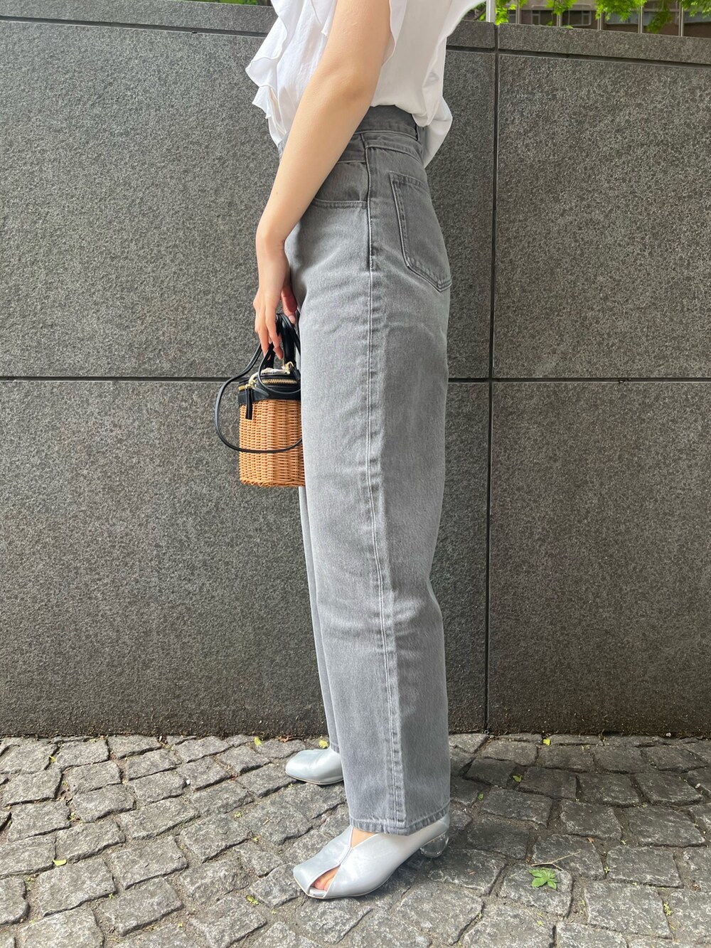 シルバー系のパンプス、グレー系のデニムパンツ、ホワイト系のシャツ/ブラウスを着用したレディースの春コーディネートの8枚目の写真
