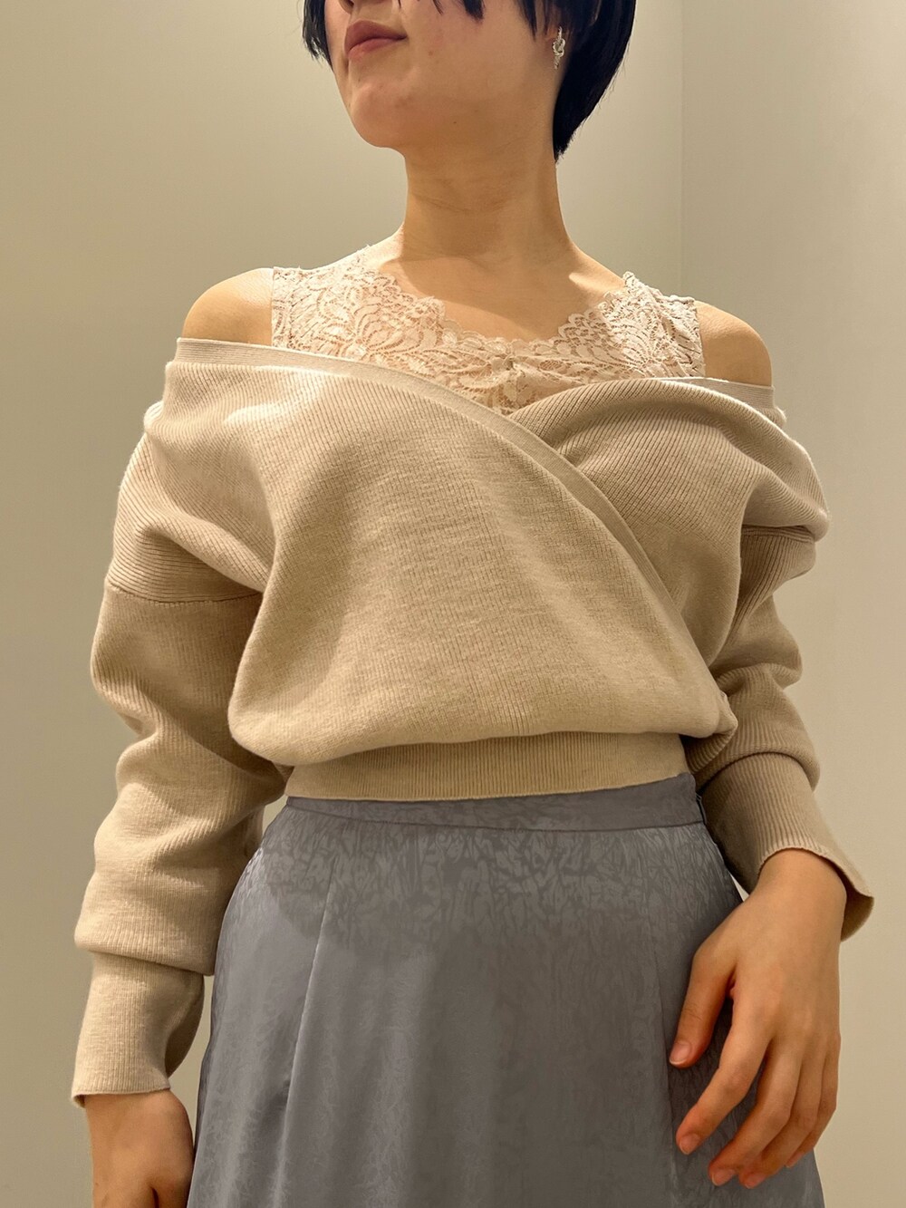 レッド系のブーツ、ブルー系のスカート、グレー系のニット/セーターを着用したレディースの冬コーディネートの6枚目の写真