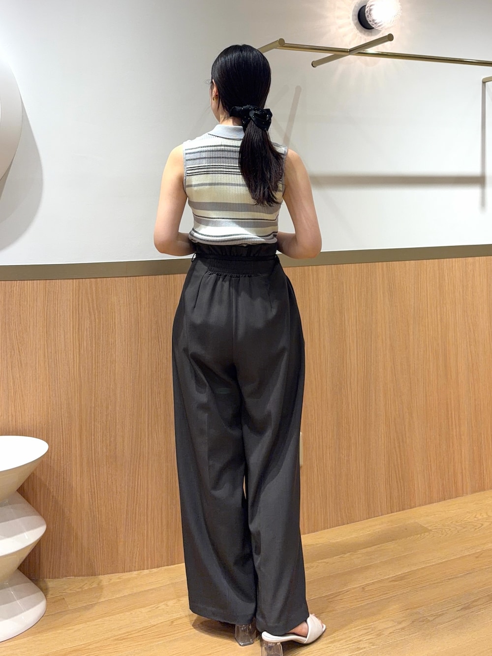 グレー系のニット/セーター、グレー系のその他パンツ、ブラック系のハンドバッグを着用したレディースの春コーディネートの3枚目の写真