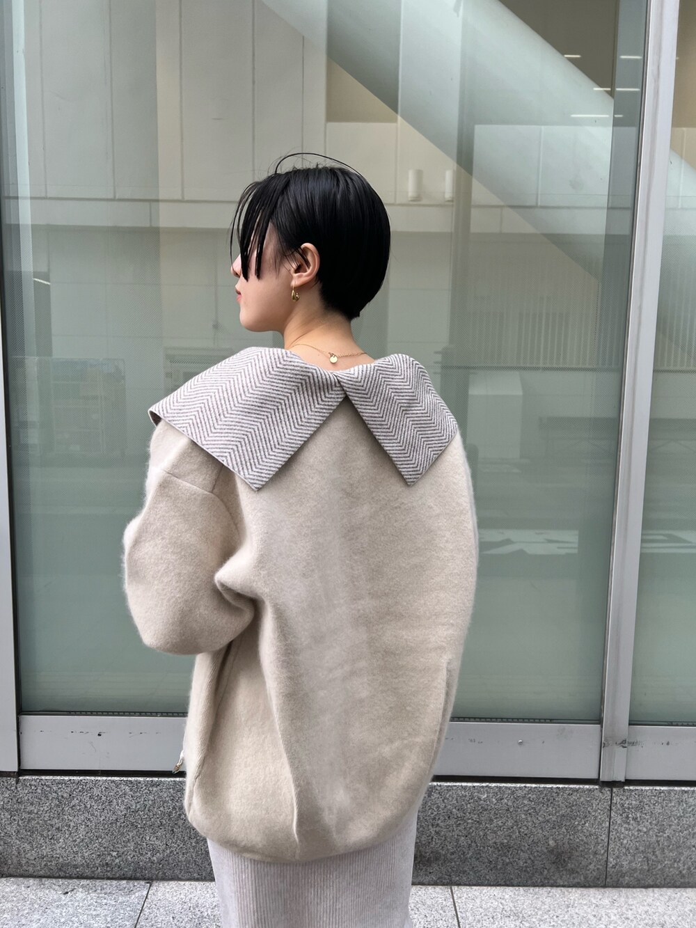 ホワイト系のワンピース、ホワイト系のカーディガン/ボレロ、レッド系のブーツを着用したレディースの冬コーディネートの4枚目の写真