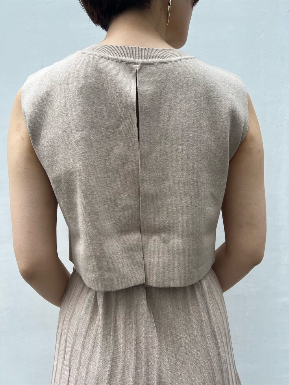 ベージュ系のハンドバッグ、ホワイト系のブルゾン、ベージュ系のワンピースを着用したレディースの春コーディネートの8枚目の写真