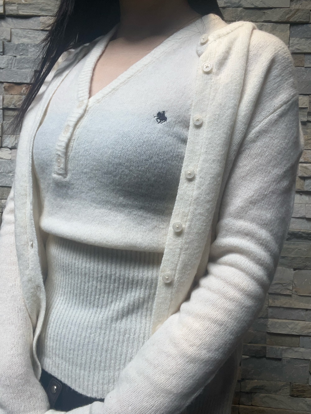 ホワイト系のアンサンブル、ブラック系のスカート、ブラウン系のボストンバッグを着用したレディースの秋コーディネートの5枚目の写真