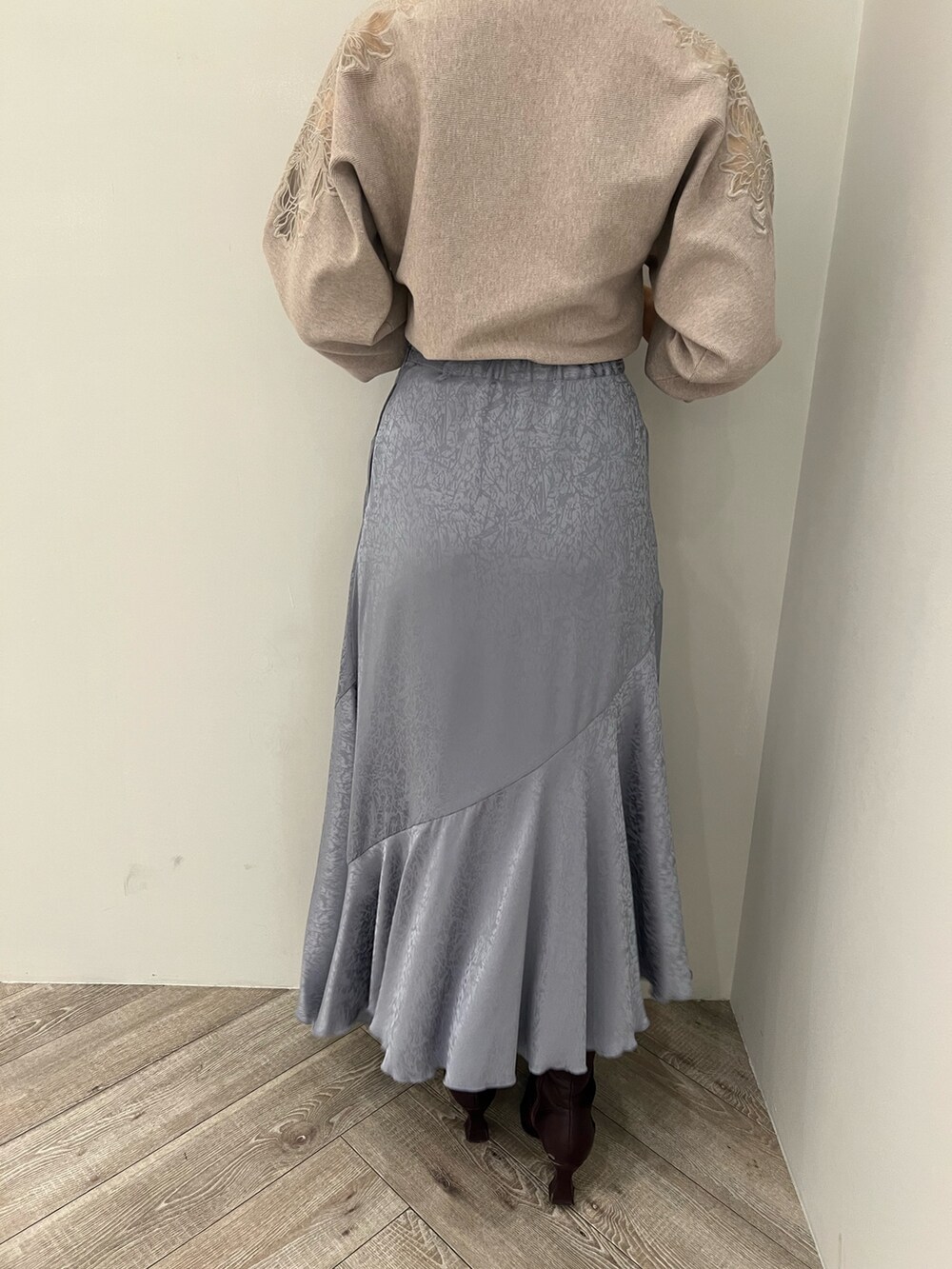 ブルー系のスカート、レッド系のブーツ、グレー系のニット/セーターを着用したレディースの冬コーディネートの7枚目の写真