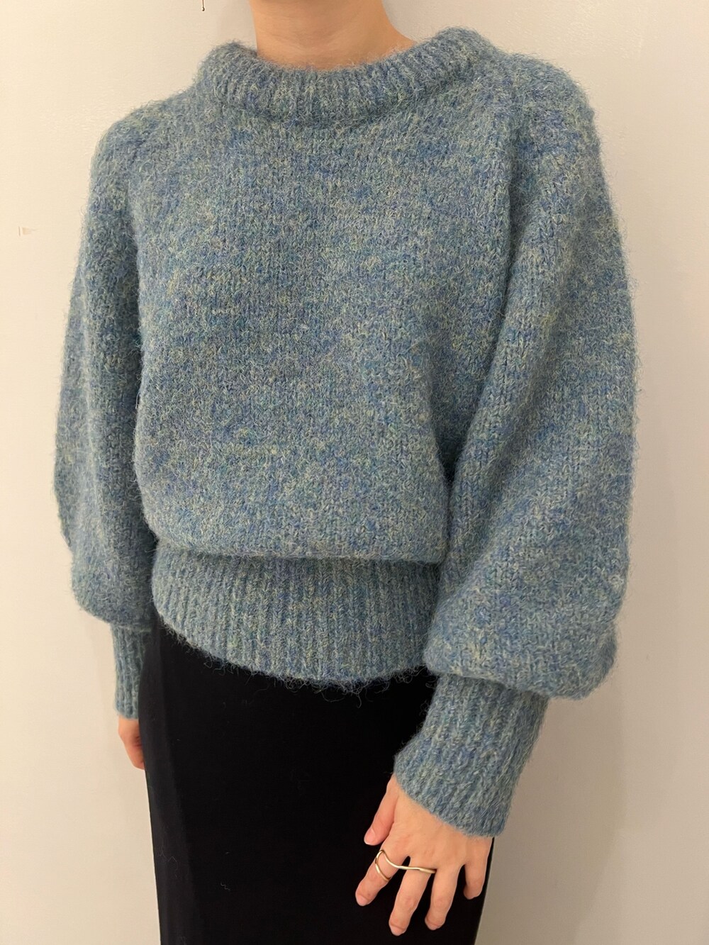 ベージュ系のブーツ、ブラック系のスカート、グリーン系のニット/セーターを着用したレディースの冬コーディネートの5枚目の写真