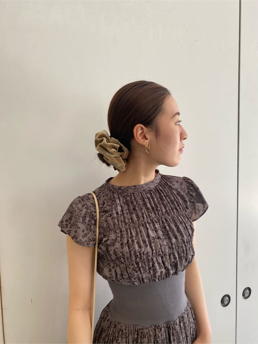 ベージュ系のその他シューズ、ベージュ系のハンドバッグ、グレー系のワンピースを着用したレディースの夏コーディネートの6枚目の写真