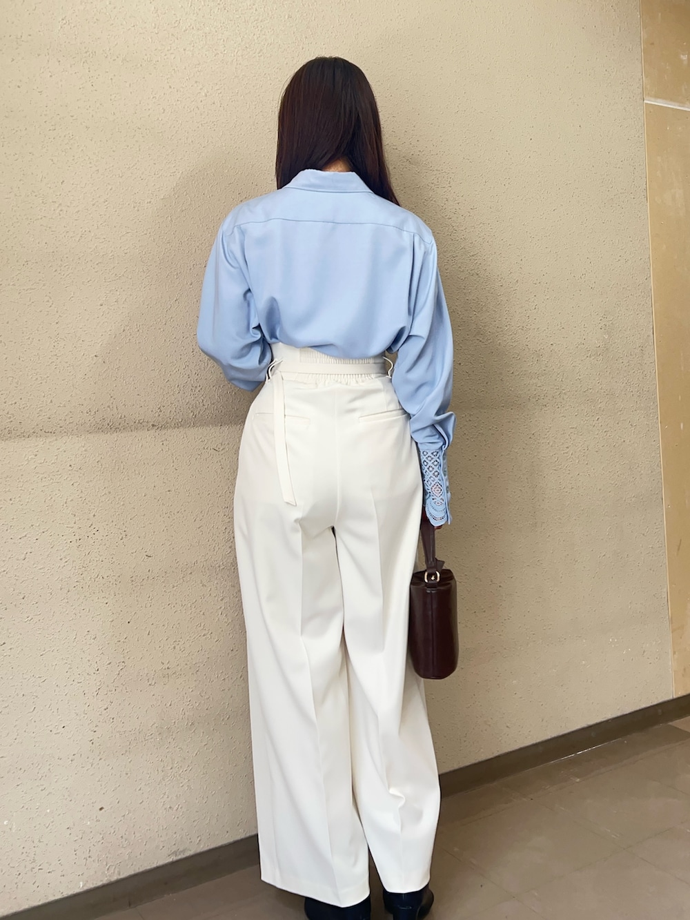 ブルー系のシャツ/ブラウス、ホワイト系のその他パンツを着用したレディースの冬コーディネートの3枚目の写真