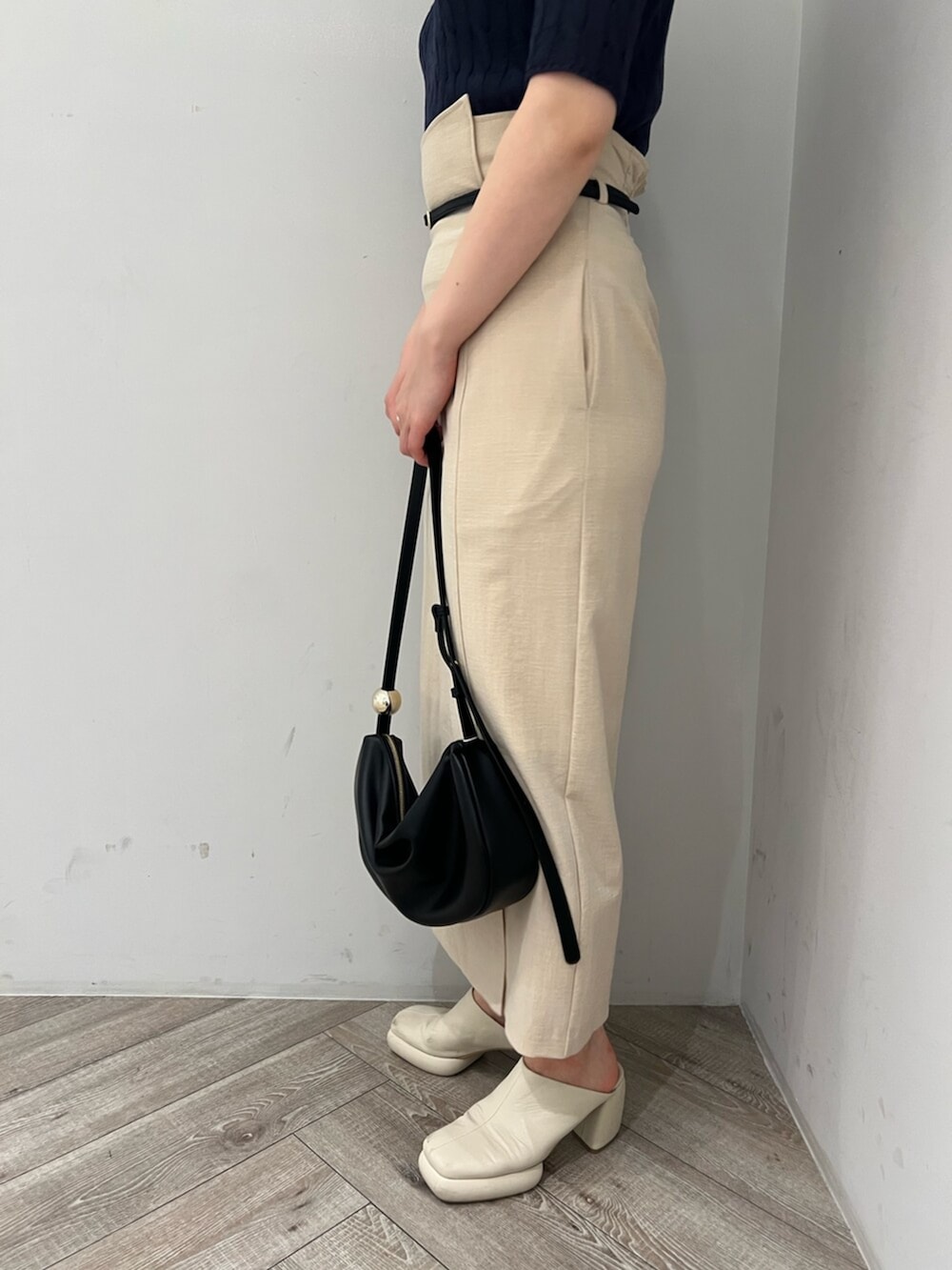 ブルー系のニット/セーター、ホワイト系のサンダル、ベージュ系のテーラードジャケットを着用したレディースの春コーディネートの8枚目の写真