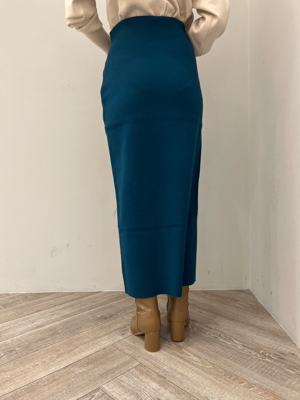 ベージュ系のブーツ、ホワイト系のカーディガン/ボレロ、ホワイト系のニット/セーターを着用したレディースの秋コーディネートの10枚目の写真