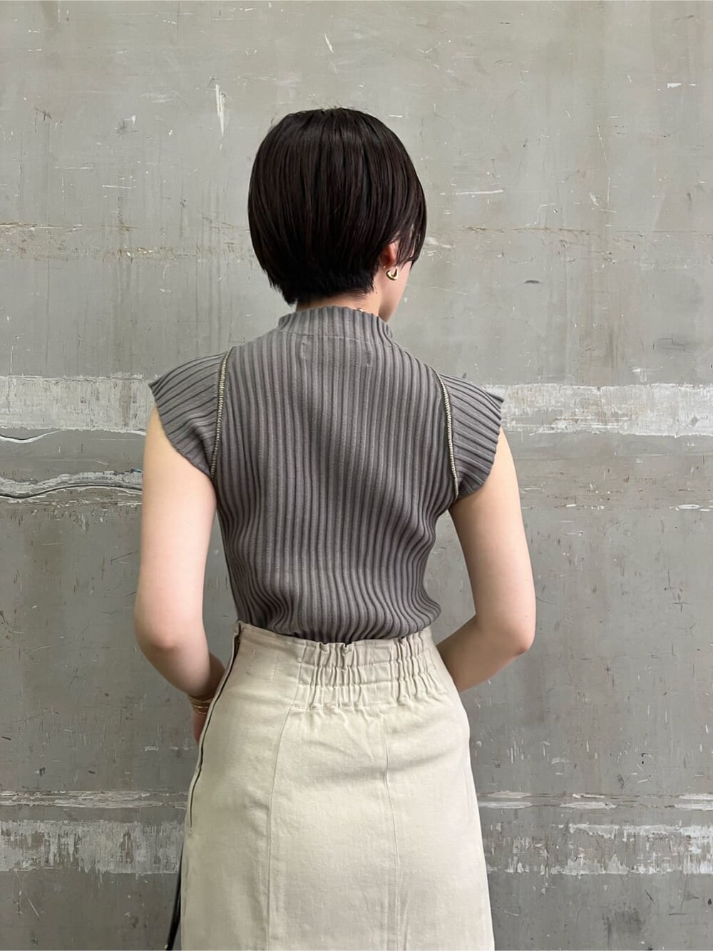 ブラウン系のパンプス、ベージュ系のデニムジャケット、ベージュ系のスカートを着用したレディースの夏コーディネートの6枚目の写真