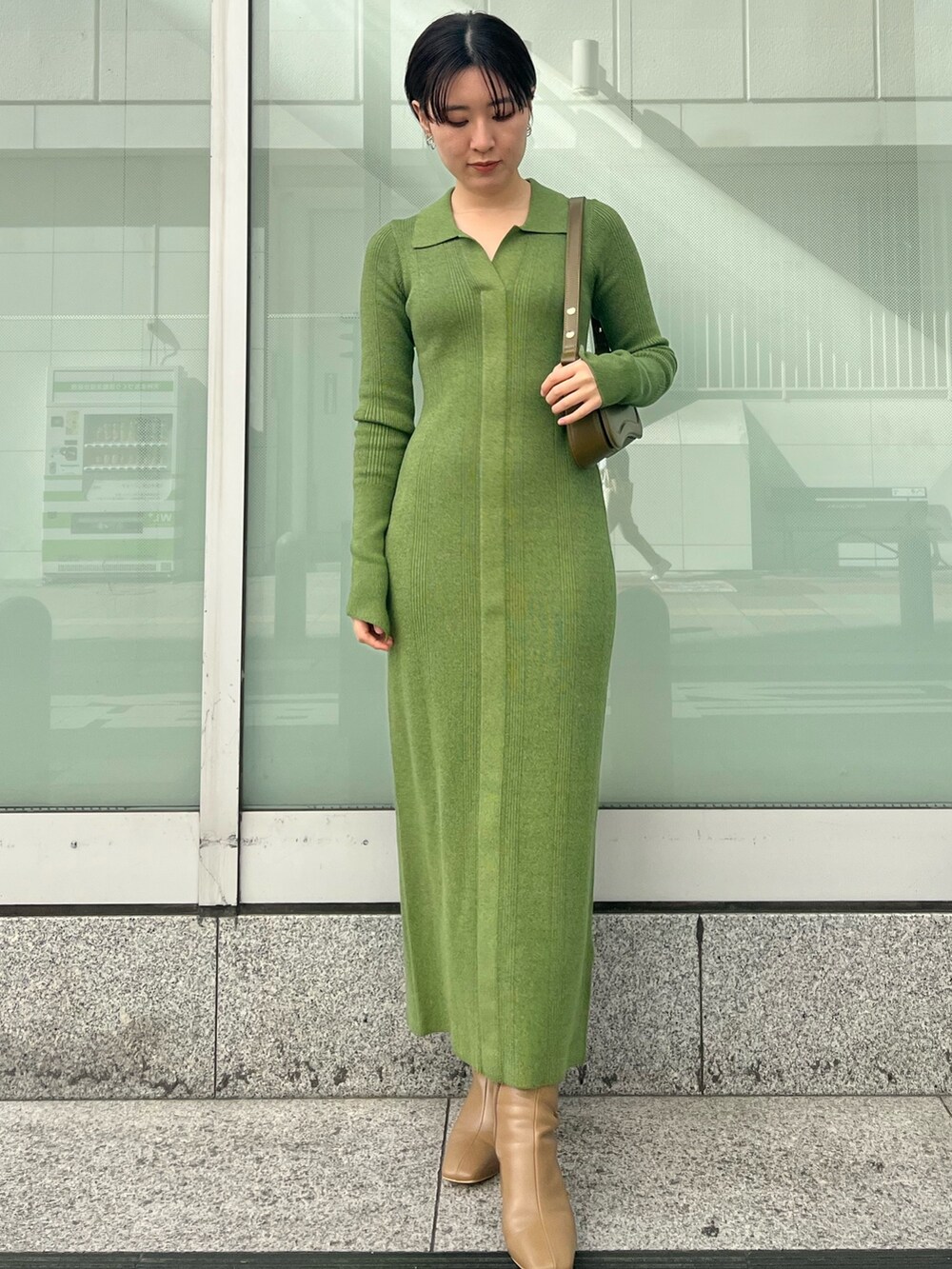 ブラウン系のショルダーバッグ、ベージュ系のブーツ、グリーン系のワンピースを着用したレディースの秋コーディネートの8枚目の写真