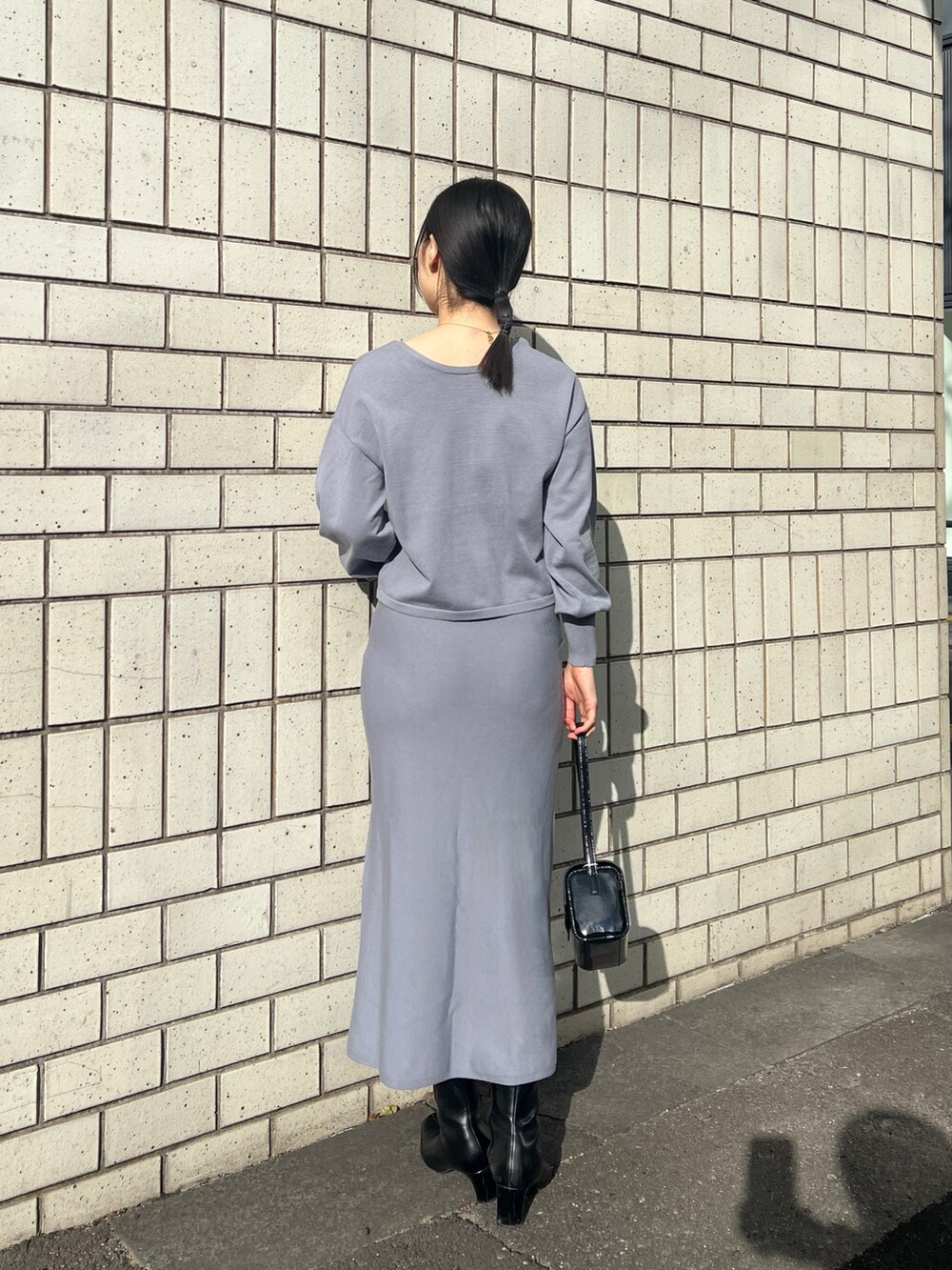 ブルー系のスカート、ブルー系のニット/セーターを着用したレディースの冬コーディネートの3枚目の写真