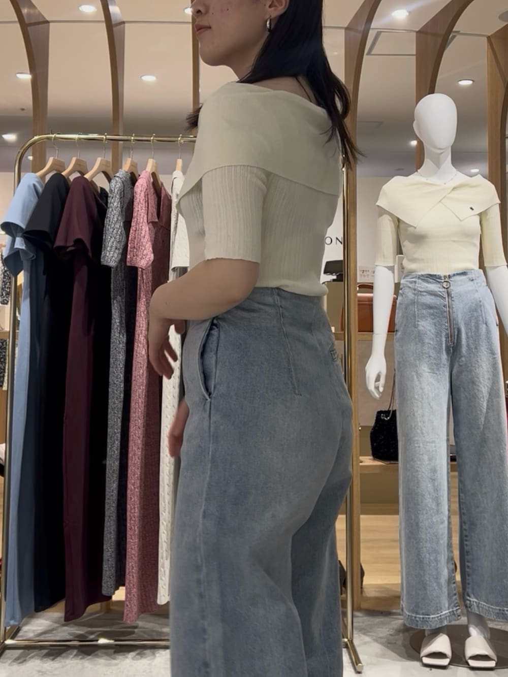 ホワイト系のニット/セーター、ブルー系のデニムパンツ、ブラック系のサンダルを着用したレディースの春コーディネートの5枚目の写真