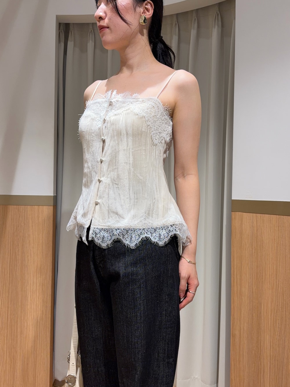 ブラウン系のテーラードジャケット、ブルー系のデニムパンツ、ブラック系のデニムパンツを着用したレディースの夏コーディネートの6枚目の写真