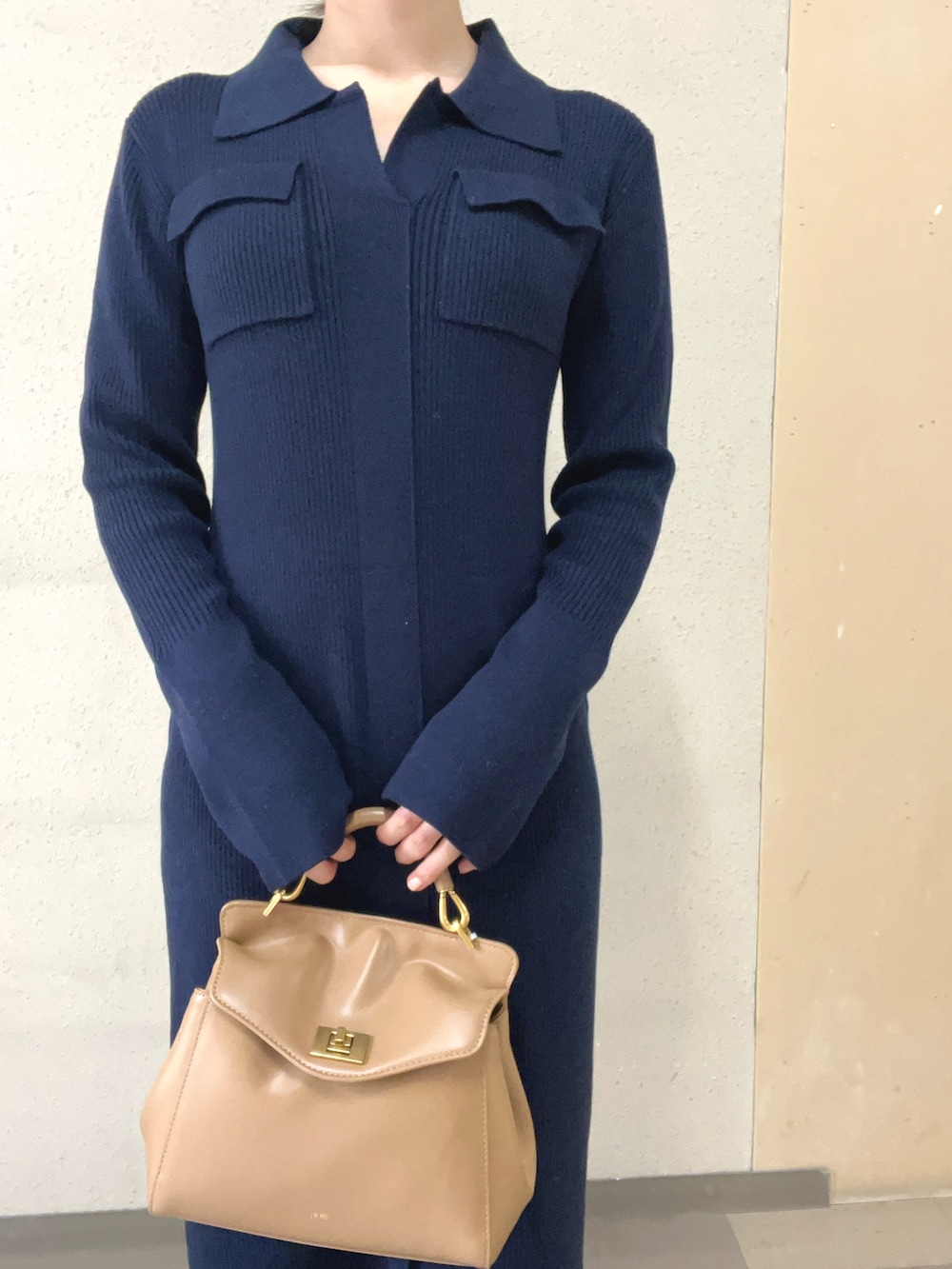 ブルー系のワンピース、ブラック系のブーツを着用したレディースの秋コーディネートの5枚目の写真