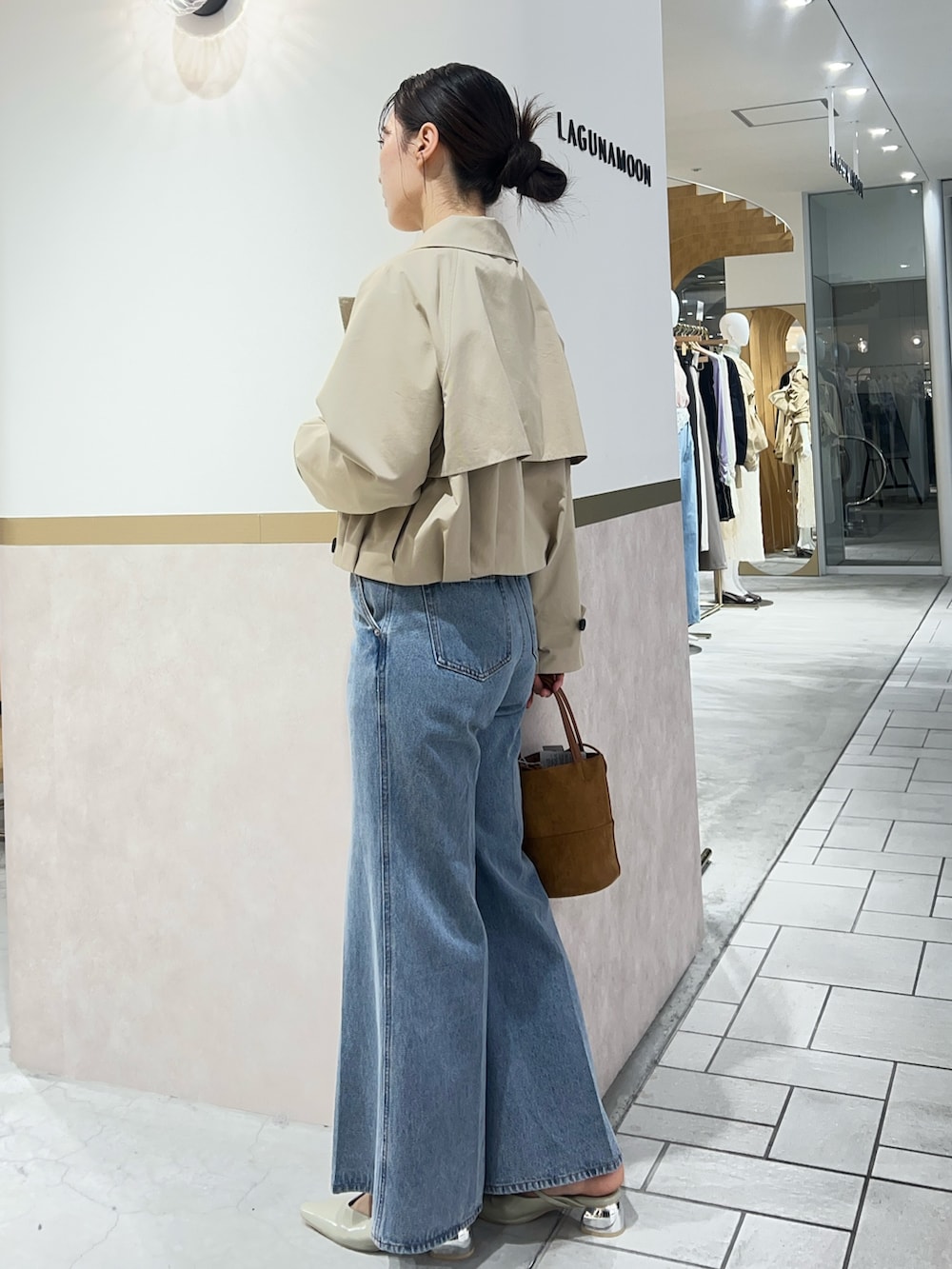 ベージュ系のブルゾン、ホワイト系のTシャツ/カットソー、ブルー系のデニムパンツを着用したレディースの春コーディネートの2枚目の写真