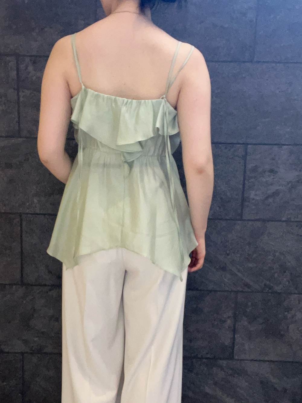 ホワイト系のその他パンツ、グリーン系のキャミソールを着用したレディースの夏コーディネートの6枚目の写真