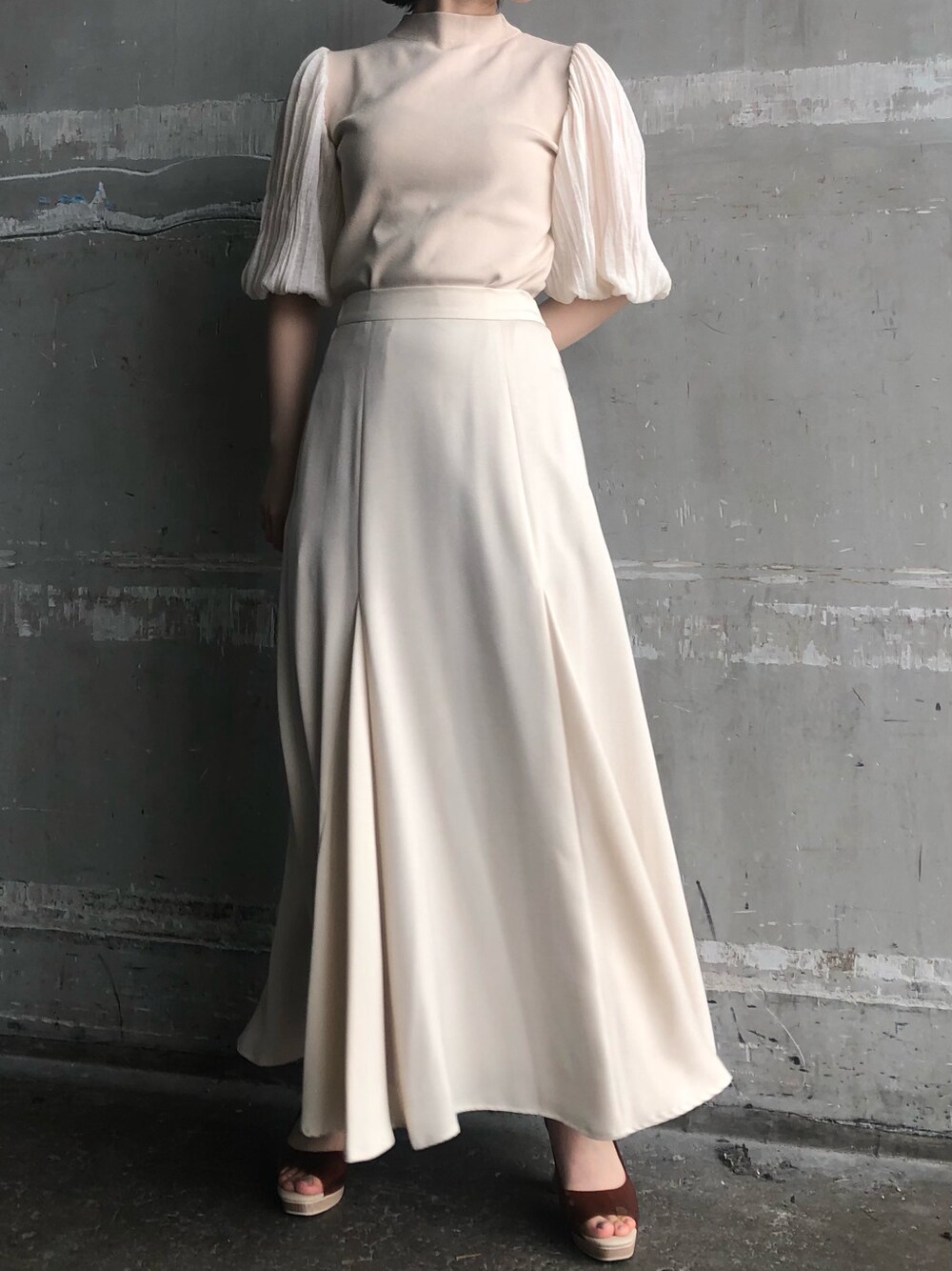 ホワイト系のスカート、ブラウン系のパンプス、ベージュ系のその他アウターを着用したレディースの春コーディネートの8枚目の写真