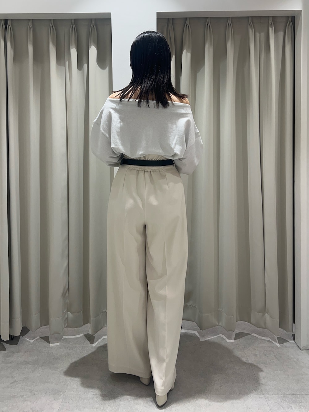 ホワイト系のその他パンツ、ホワイト系のスウェット、ホワイト系のサンダルを着用したレディースの春コーディネートの3枚目の写真