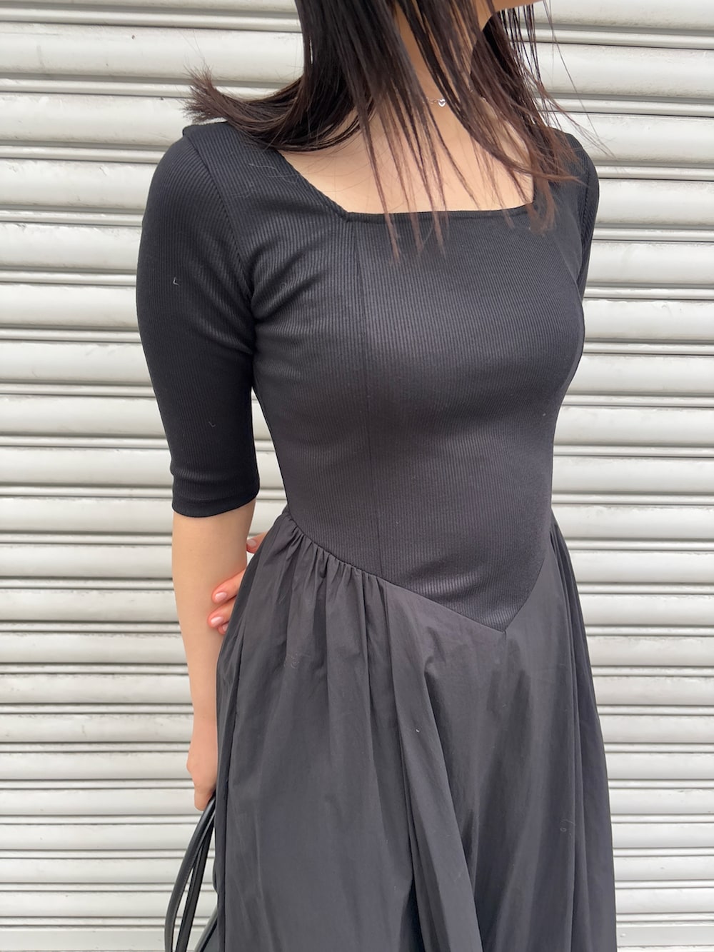 ブラック系のワンピース、ブルー系のテーラードジャケット、グレー系のスニーカーを着用したレディースの冬コーディネートの6枚目の写真