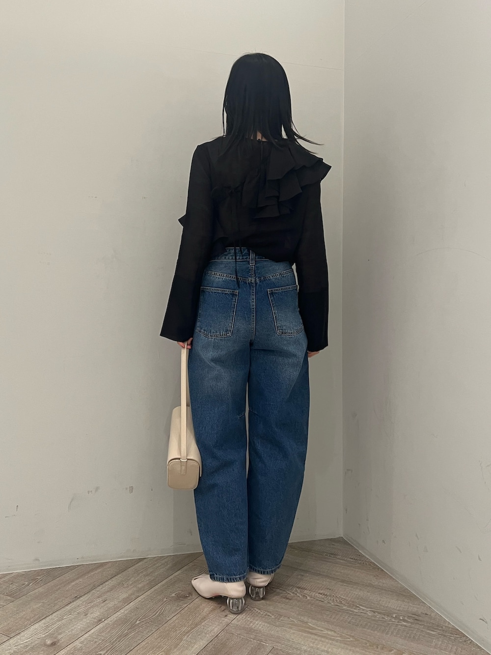 ブルー系のデニムパンツ、ブラック系のシャツ/ブラウスを着用したレディースの冬コーディネートの3枚目の写真