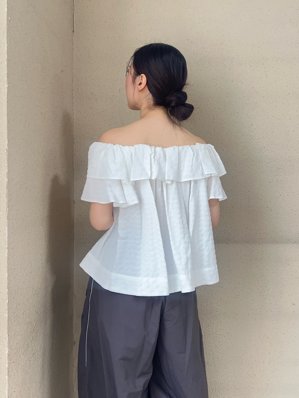 ホワイト系のシャツ/ブラウス、グレー系のその他パンツ、ブラック系のパンプスを着用したレディースの春コーディネートの4枚目の写真