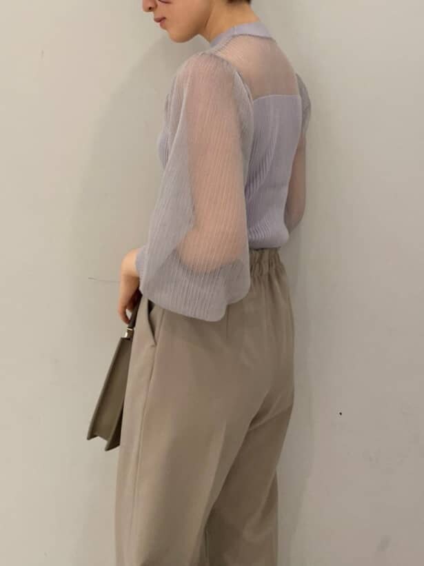 ベージュ系のその他パンツ、ベージュ系のその他シューズ、パープル系のニット/セーターを着用したレディースの秋コーディネートの4枚目の写真