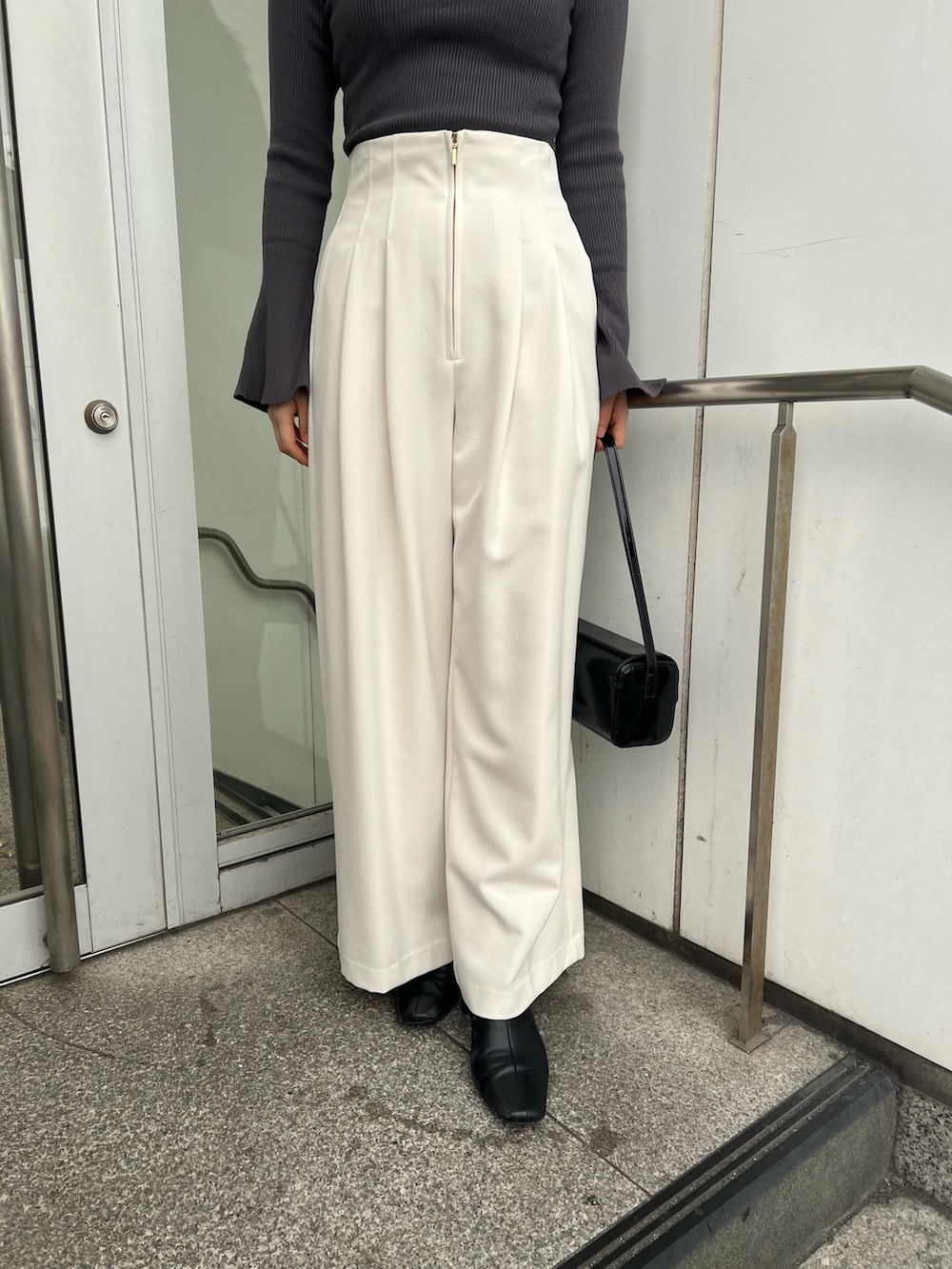 ブラック系のブーツ、ブラック系のショルダーバッグ、グレー系のカーディガン/ボレロを着用したレディースの秋コーディネートの7枚目の写真