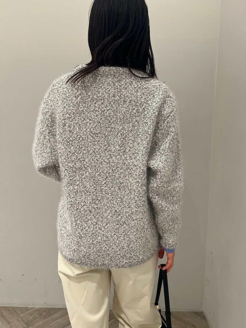 グレー系のカーディガン/ボレロ、ブルー系のニット/セーター、ホワイト系のその他パンツを着用したレディースの春コーディネートの6枚目の写真