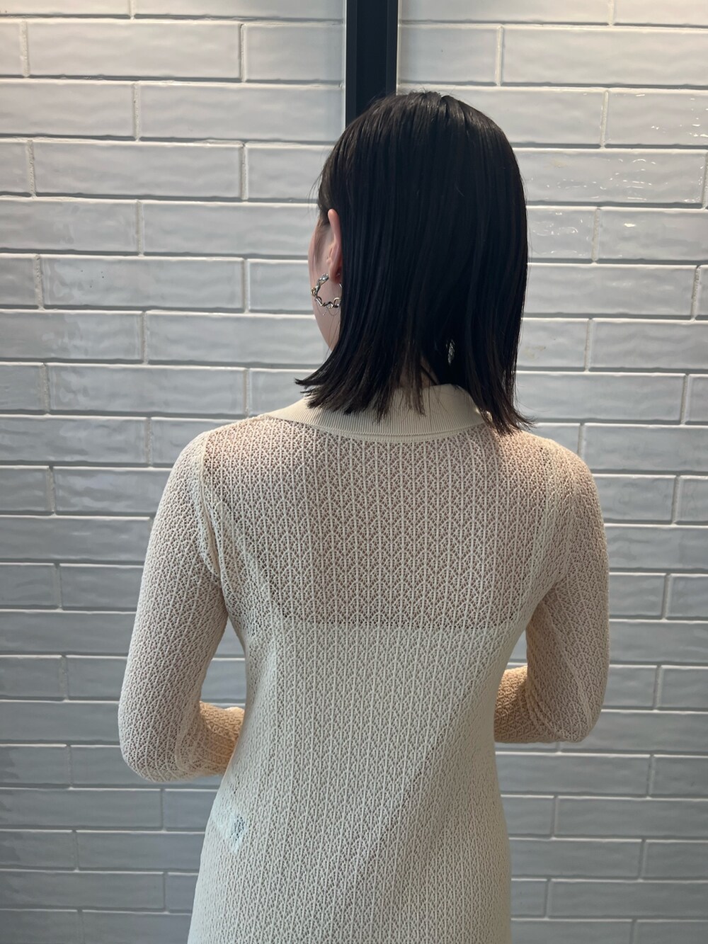 ホワイト系のワンピース、ブラック系のブーツ、ブラウン系のボディバッグ/ウエストポーチを着用したレディースの夏コーディネートの6枚目の写真