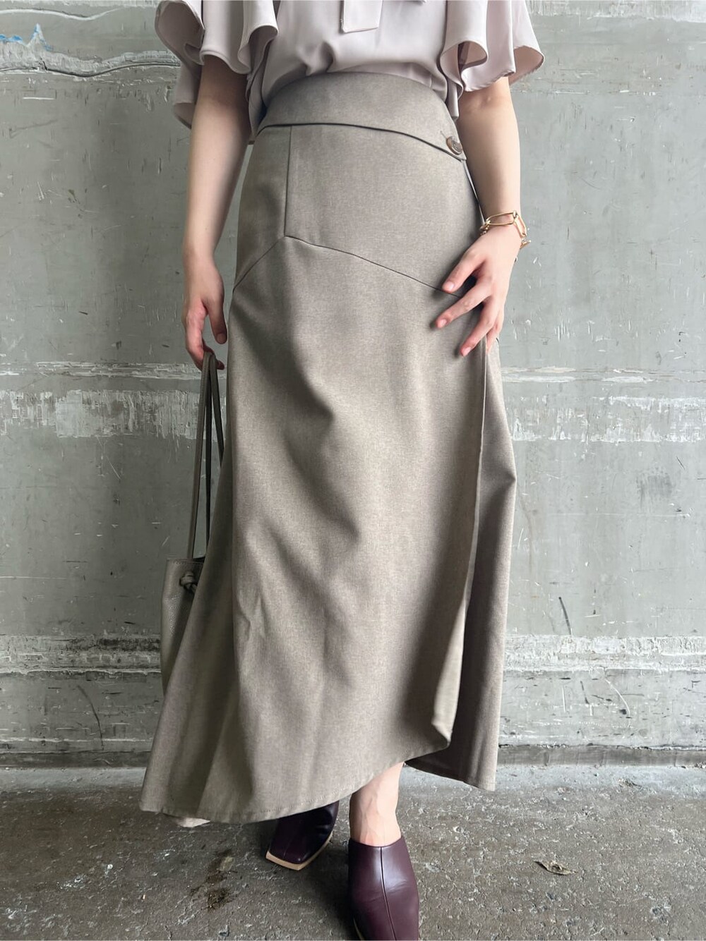 ベージュ系のハンドバッグ、レッド系のサンダル、ベージュ系のスカートを着用したレディースの夏コーディネートの8枚目の写真