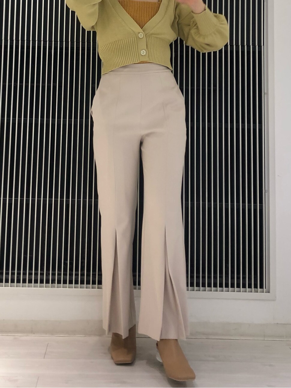 ベージュ系のその他パンツ、ベージュ系のブーツ、イエロー系のニット/セーターを着用したレディースの冬コーディネートの4枚目の写真