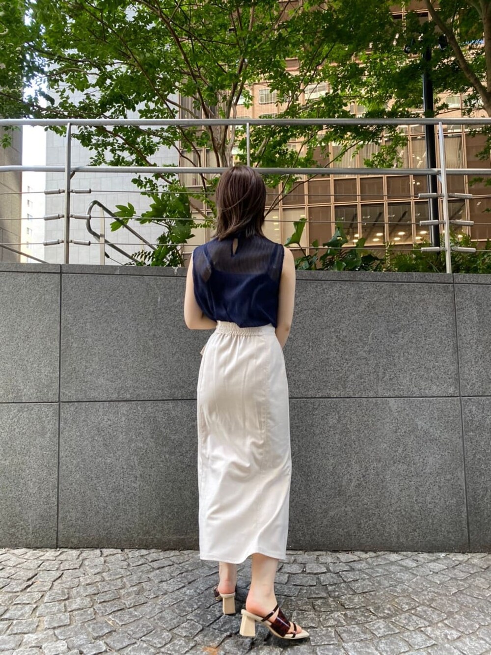 その他のその他シューズ、ブルー系のシャツ/ブラウス、ホワイト系のスカートを着用したレディースの夏コーディネートの3枚目の写真