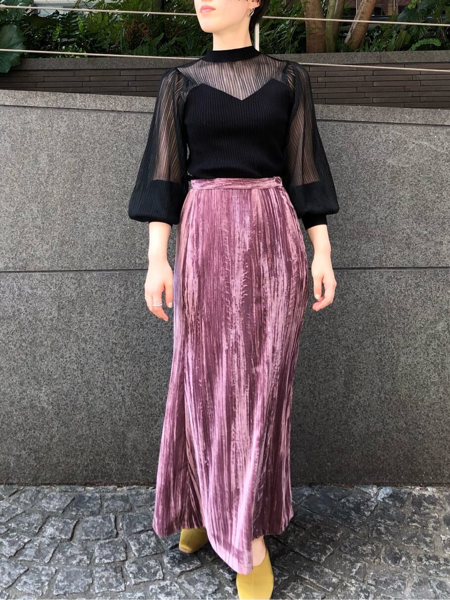 ピンク系のスカート、ブラック系のニット/セーター、パープル系のその他アウターを着用したレディースの秋コーディネートの6枚目の写真