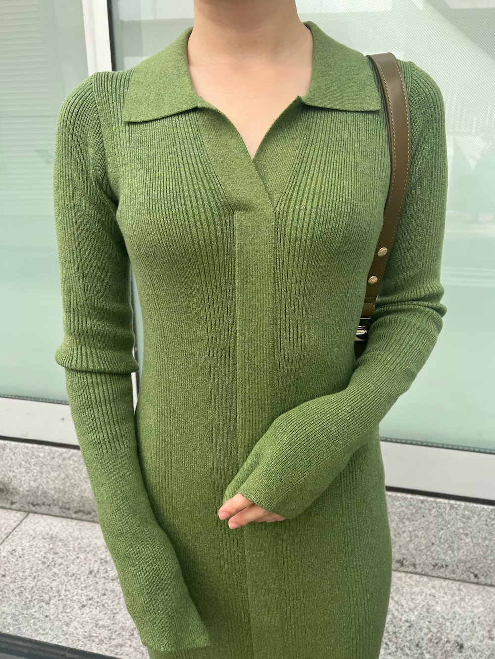 ブラウン系のショルダーバッグ、ベージュ系のブーツ、グリーン系のワンピースを着用したレディースの秋コーディネートの9枚目の写真