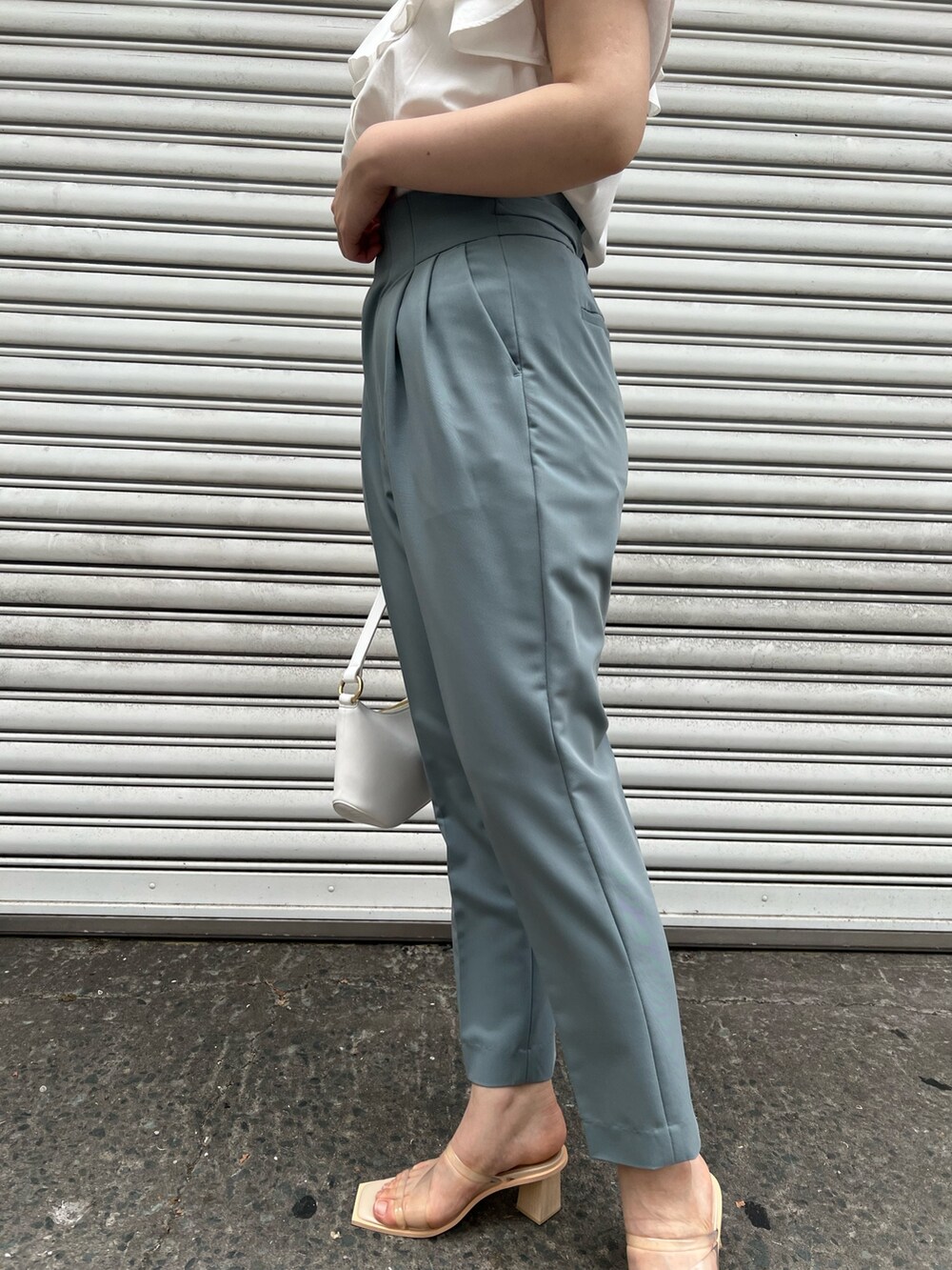 ホワイト系のシャツ/ブラウス、その他のサンダル、ブルー系のその他パンツを着用したレディースの夏コーディネートの8枚目の写真