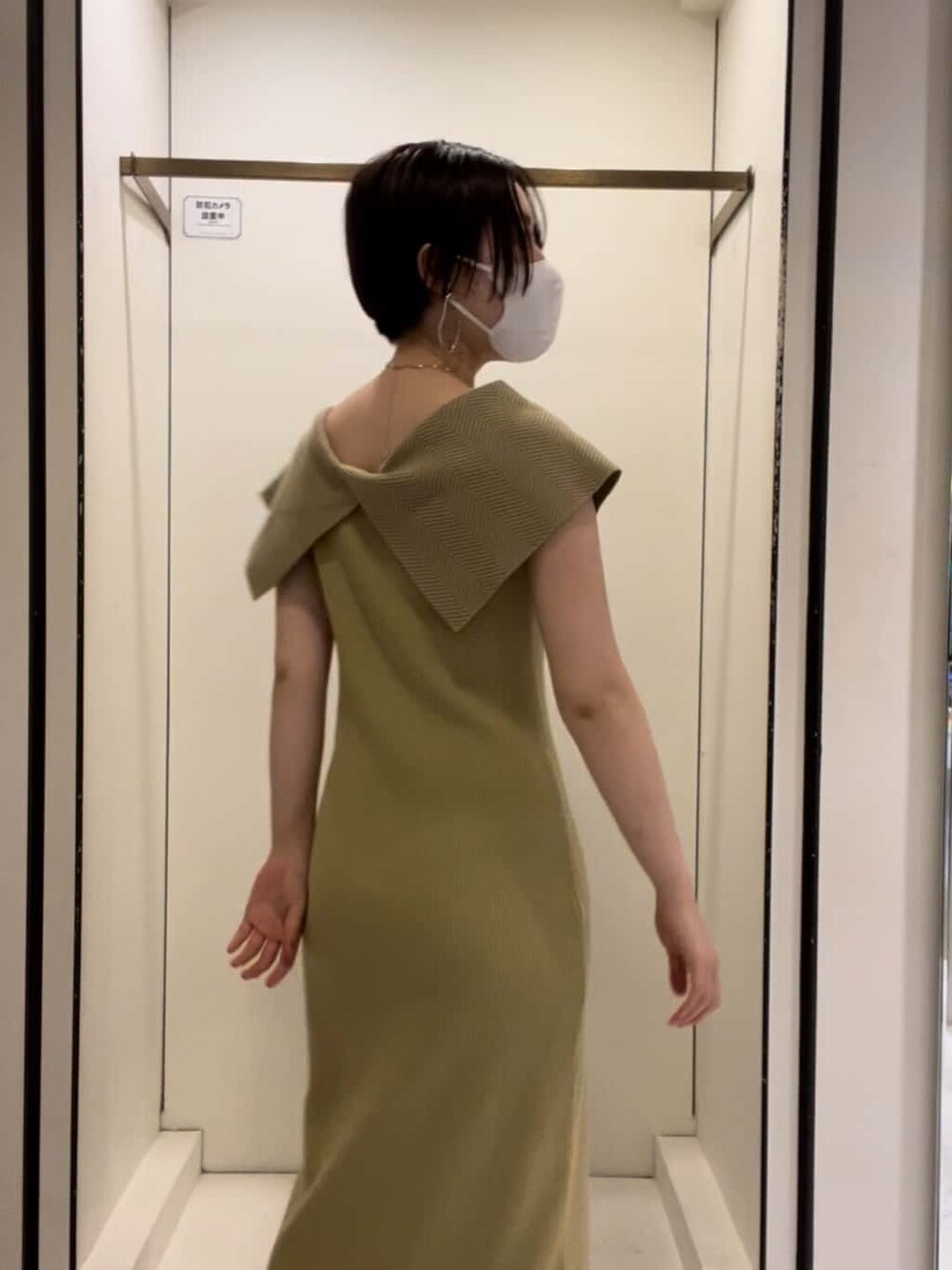 イエロー系のワンピース、シルバー系のピアス（両耳用）を着用したレディースの夏コーディネートの2枚目の写真