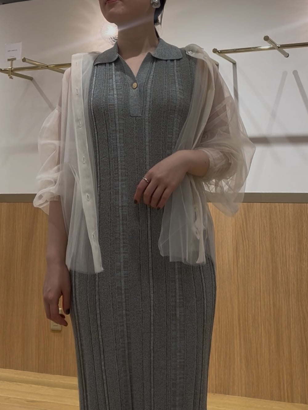 グリーン系のワンピース、ホワイト系のシャツ/ブラウスを着用したレディースの夏コーディネートの4枚目の写真