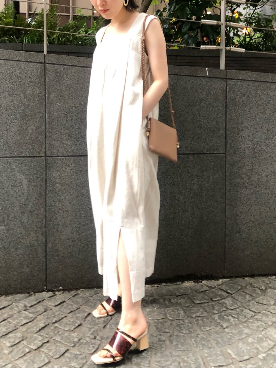 その他のその他シューズ、ベージュ系のショルダーバッグ、ホワイト系のワンピースを着用したレディースの春コーディネートの4枚目の写真