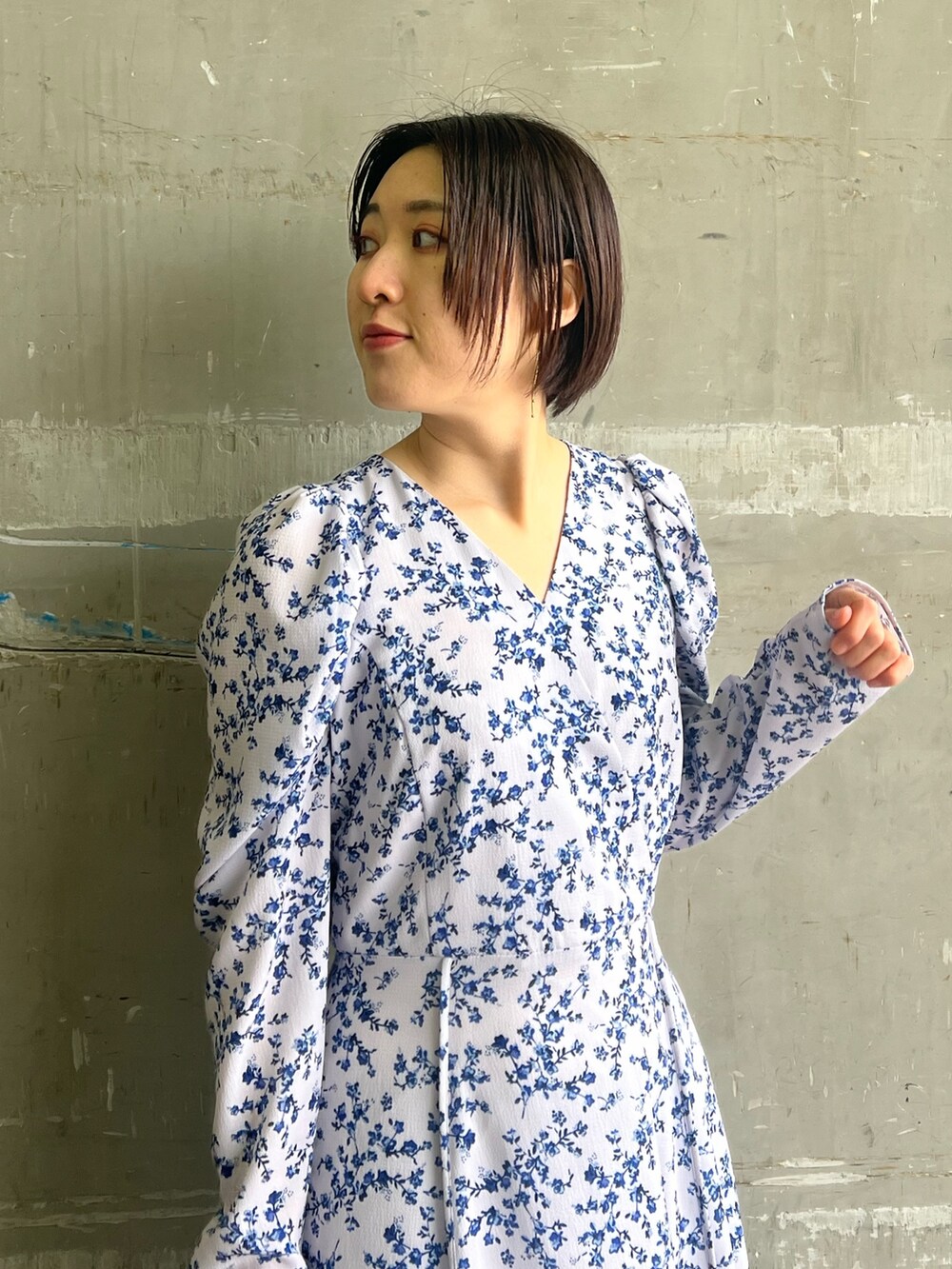 ベージュ系のブーツ、パープル系のワンピースを着用したレディースの冬コーディネートの3枚目の写真