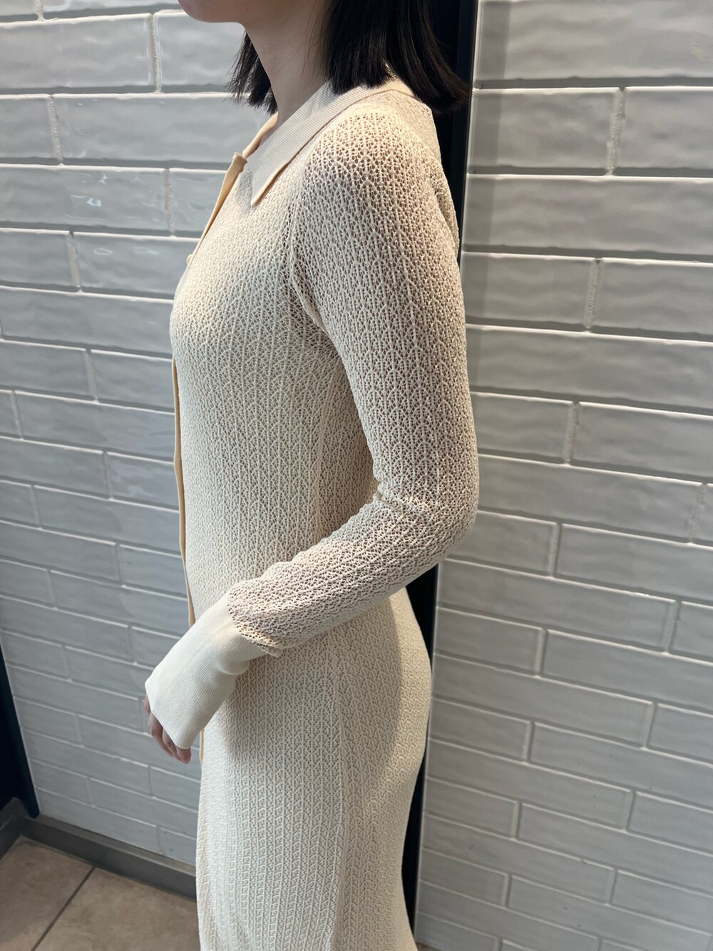 ホワイト系のワンピース、ブラック系のブーツ、ブラウン系のボディバッグ/ウエストポーチを着用したレディースの夏コーディネートの5枚目の写真