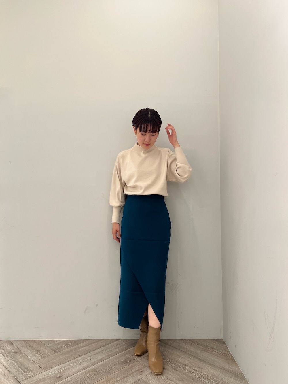 ベージュ系のブーツ、ホワイト系のカーディガン/ボレロ、ホワイト系のニット/セーターを着用したレディースの秋コーディネートの4枚目の写真